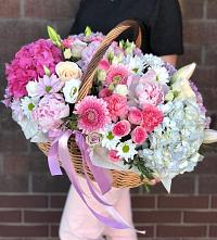 Композиция солнечный день в Пестрецы Цветочная композиция из Розы, Хризантемы, Пионы и Лизиантусы в корзине в Пестрецы